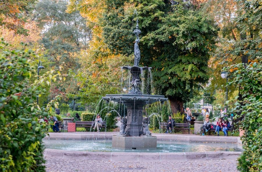 Không gian xung quanh công viên Tsar Simeon là sự kết hợp hài hòa giữa hoa lá và cỏ cây