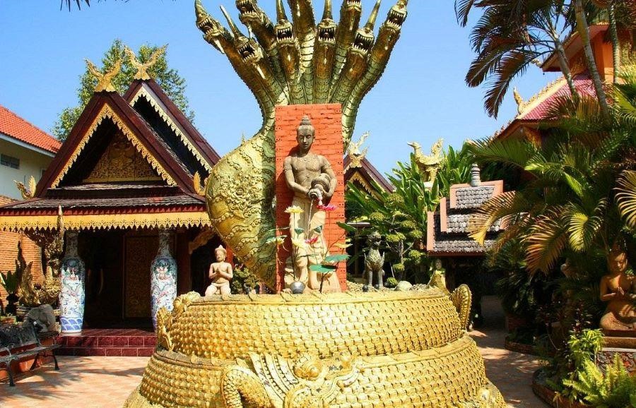 Tượng rắn quý giá tại  Oub Kham