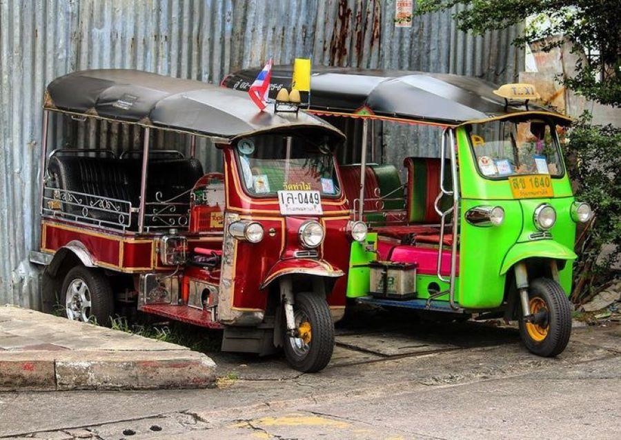Tuk tuk là một loại phương tiện di chuyển nổi tiếng nhất tại Thái Lan