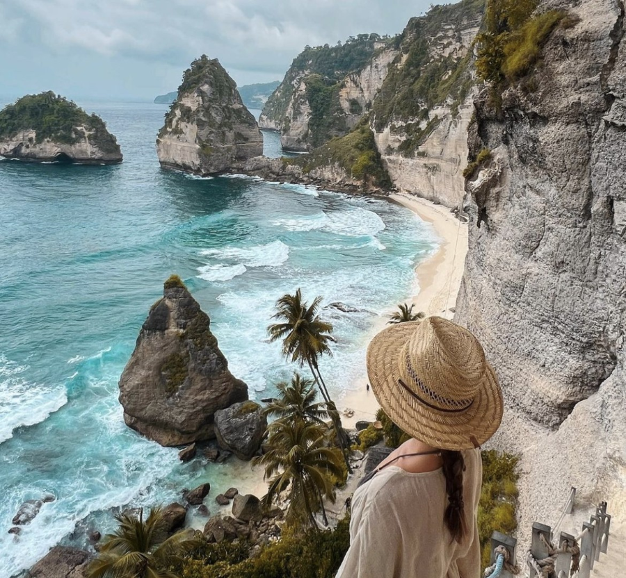 Một chiếc nón sẽ giúp bạn vừa thêm phụ kiện xinh để chụp ảnh vừa che chắn bớt nắng