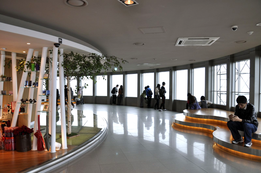 Đài quan sát nằm ở tầng cao nhất của ngọn tháp