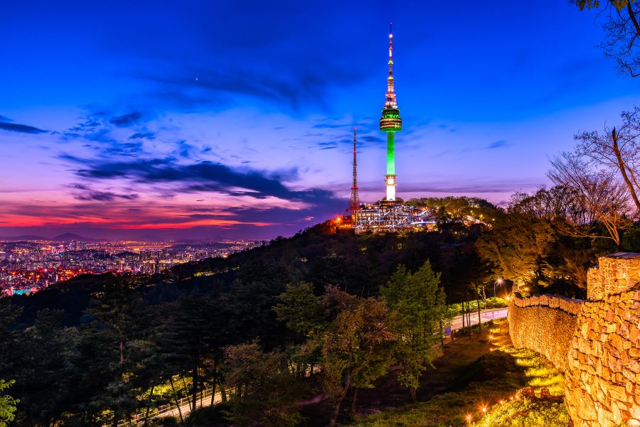 Tháp Namsan về đêm vô cùng rực rỡ và nổi bật