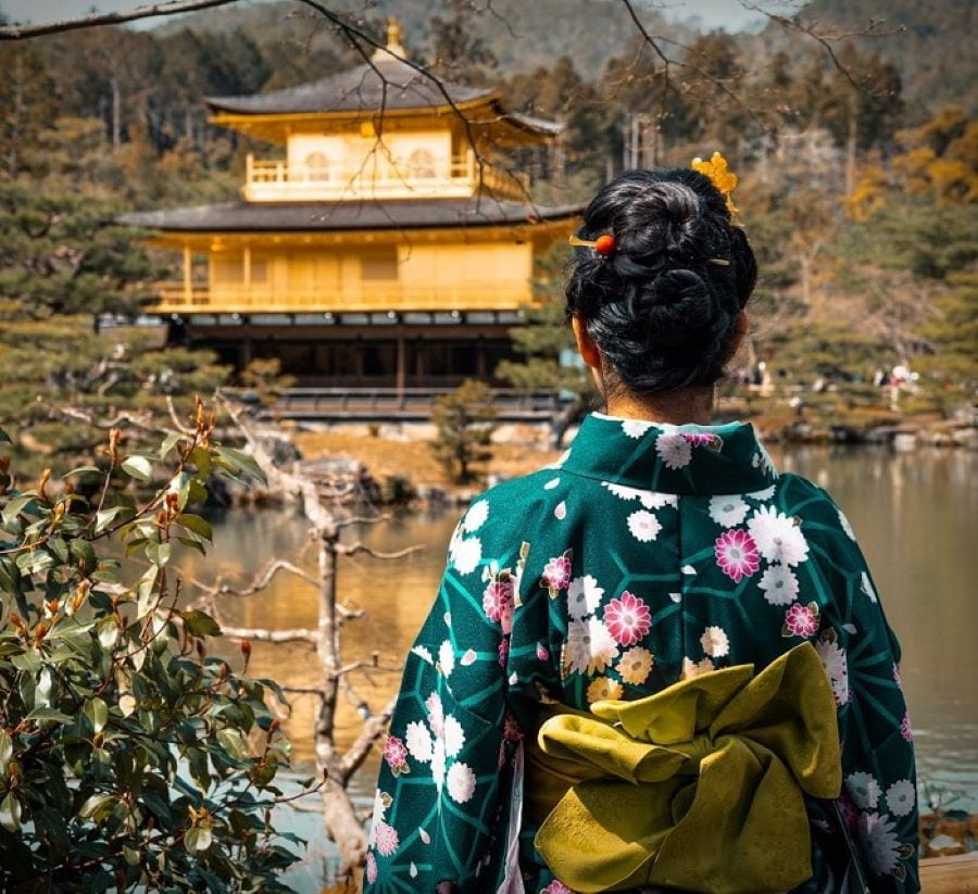 Hình ảnh bạn trong bộ kimono thanh lịch, duyên dáng đứng trước nền vàng lấp lánh của ngôi chùa sẽ là những bức ảnh kỷ niệm khó quên