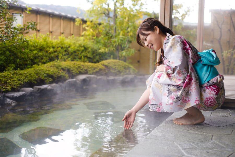 Đến với Kinosaki Onsen, bạn sẽ được tận hưởng cảm giác thư giãn trong những làn nước nóng ấm áp với bầu không khí yên bình, thơ mộng