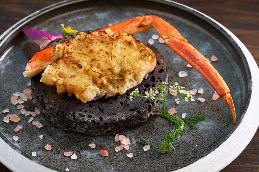 Ẩm thực Kinosaki Onsen mang đậm nét đặc trưng của vùng biển Nhật Bản, kết hợp hài hòa giữa hương vị tươi ngon của hải sản và sự tinh tế trong cách chế biến