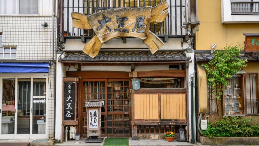 Bạn có thể ghé thăm các quán rượu truyền thống để thưởng thức các món ăn nhẹ và nhâm nhi ly rượu sake nóng