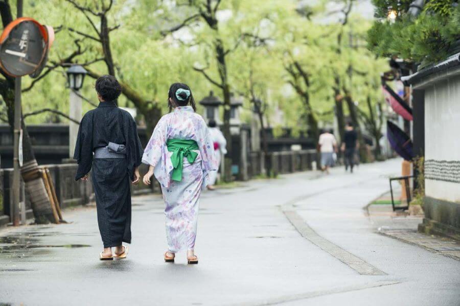 Tự do tản bộ quanh thị trấn trong bộ yukata truyền thống là một trải nghiệm thú vị tại Kinosaki Onsen