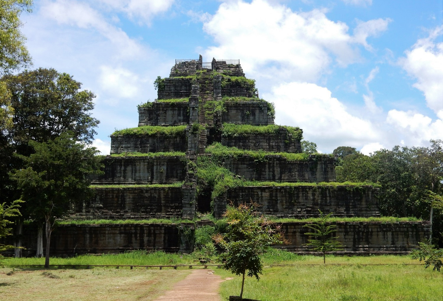 Koh Ker - Cố đô "yểu mệnh", huyền bí 