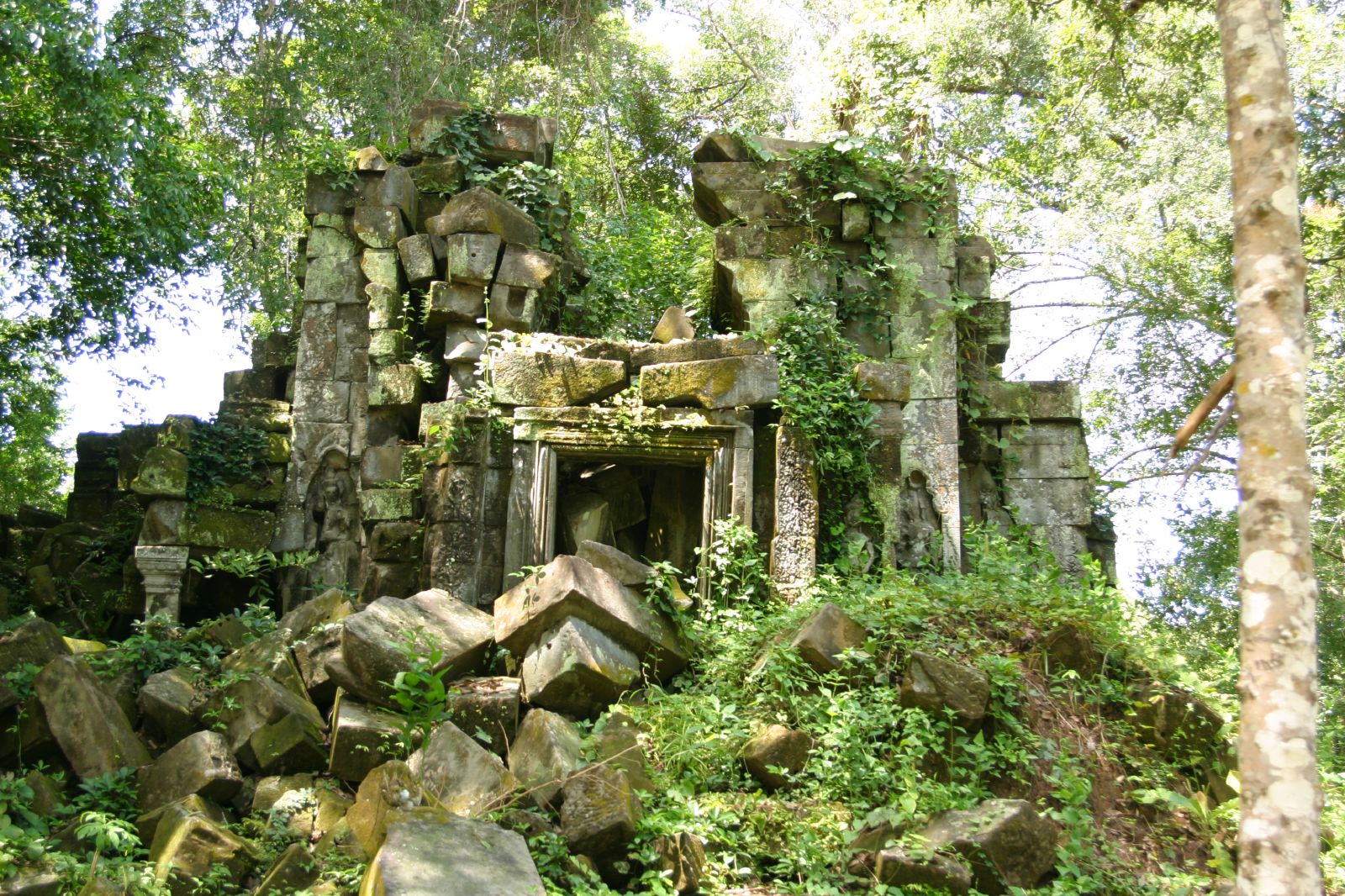 Koh Ker - Cố đô "yểu mệnh", huyền bí