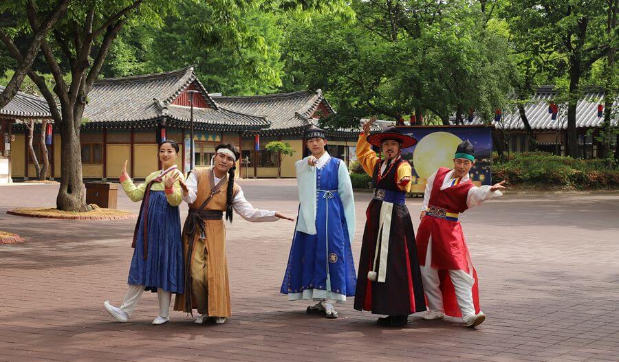 Một trong những trải nghiệm không thể bỏ qua khi đến Korean Folk Village chính là thuê Hanbok và chụp ảnh