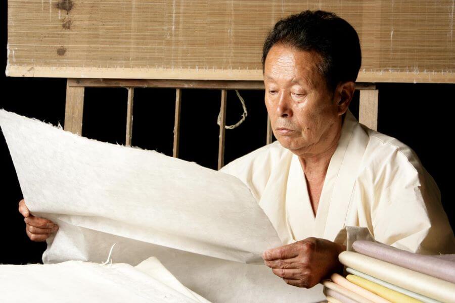 Tại Làng dân tộc, bạn sẽ được tìm hiểu về quy trình làm giấy Hanji truyền thống của người Hàn Quốc