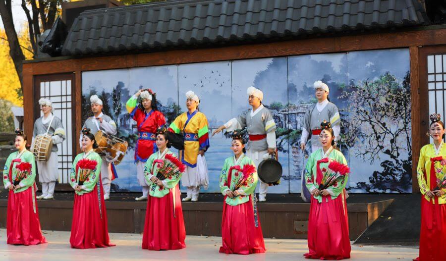 Các chương trình biểu diễn được tổ chức thường xuyên, mang đến cho bạn những trải nghiệm văn hóa phong phú và khó quên