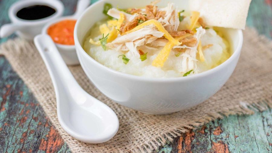 Bubur ayam là một món ăn sáng phổ biến ở Indonesia, đặc biệt là ở Bali
