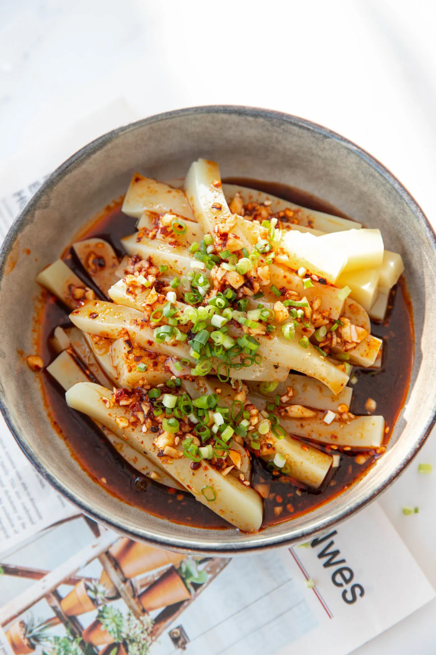 Thạch đậu sốt ớt như một làn gió mát lành, mang đến hương vị thanh mát, giải nhiệt diệu kỳ