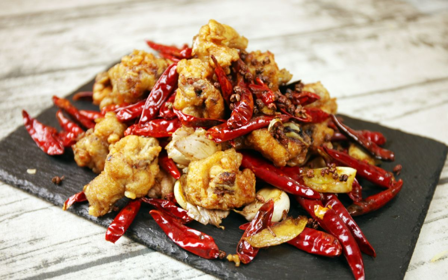 Gà Kung Pao - khiến bao thực khách say mê bởi hương vị cay nồng, đậm đà, đánh thức mọi giác quan