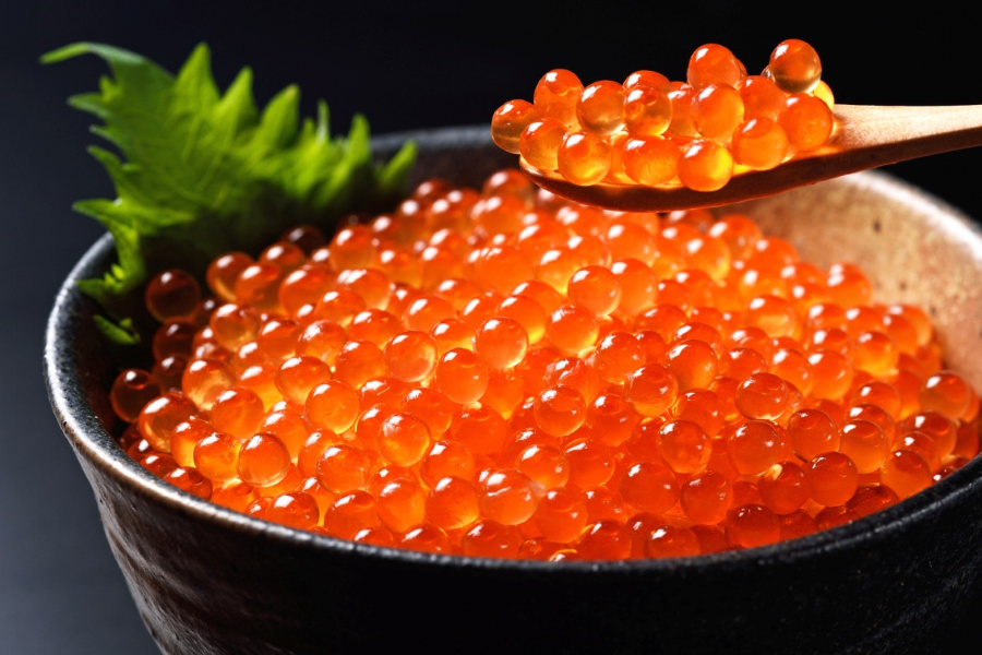 Nhắc đến ẩm thực Nga, không thể bỏ qua món Trứng cá Caviar, viên ngọc đen lấp lánh trên bàn tiệc, biểu tượng cho sự sang trọng và đẳng cấp