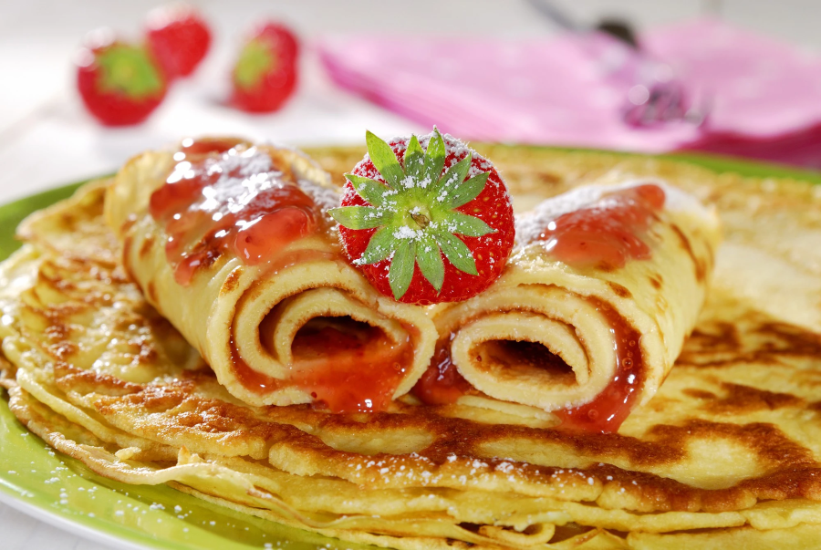 Bánh xèo Nga, hay còn gọi là Blini, mỏng hơn bánh crepe Pháp và mang hương vị mặn mà thay vì ngọt ngào