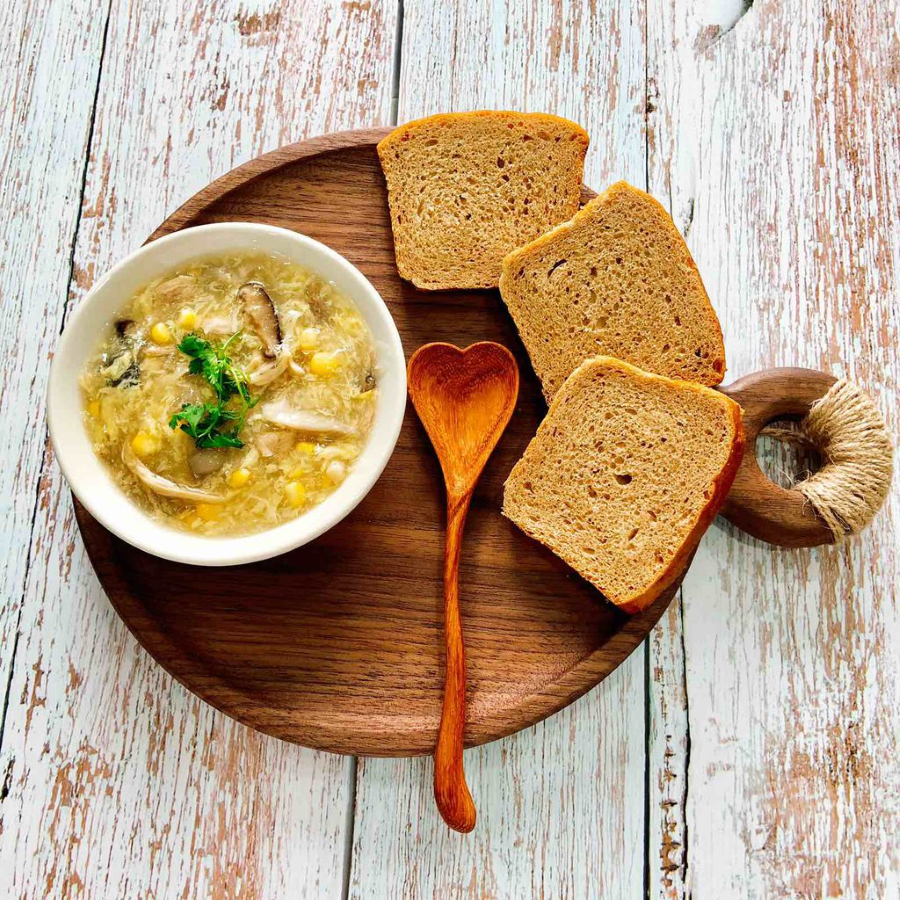 Nhắc đến ẩm thực Nga, không thể bỏ qua món bánh mì đen - biểu tượng văn hóa và sự mến khách của người dân nơi đây