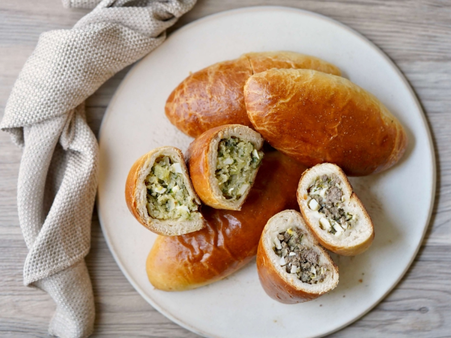 Pirozhki - chiếc bánh nướng dân dã - luôn là lựa chọn hàng đầu cho du khách muốn thưởng thức ẩm thực Nga một cách trọn vẹn nhất