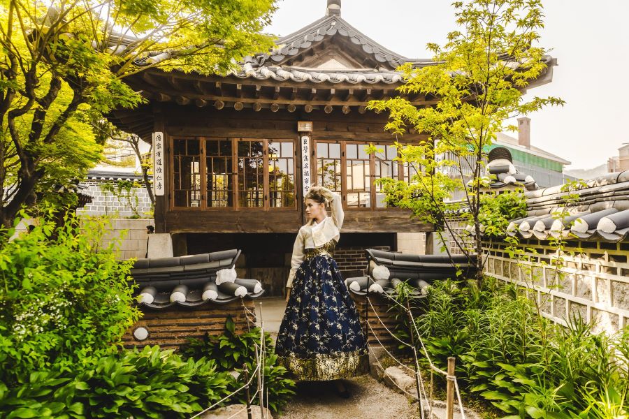 Giữa lòng Seoul hiện đại và nhộn nhịp, Bukchon Hanok khoác lên mình dáng vẻ trầm mặc, cổ kính nhưng cũng không kém phần thơ mộng