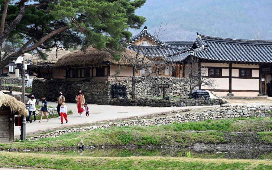 Làng cổ Oeam tỏa sáng với vẻ đẹp cổ kính đặc biệt hệt như tranh vẽ