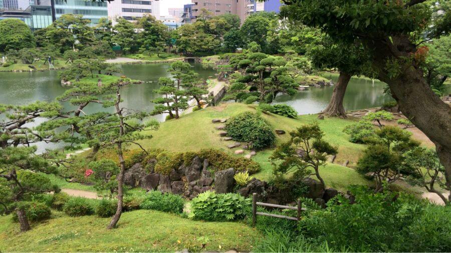 Vườn Kyu Shiba Rikyu là một minh chứng tuyệt đẹp cho nghệ thuật làm vườn truyền thống Nhật Bản