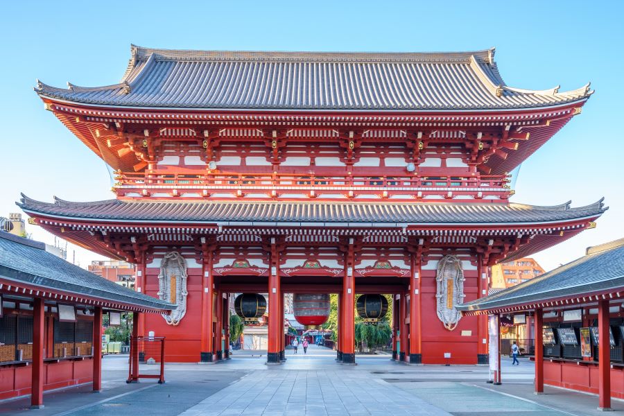 Nổi bật giữa lòng Tokyo hiện đại, nhộn nhịp, Chùa Sensoji - hay còn gọi là Asakusa Kannon - mang đến cho bạn một ốc đảo bình yên