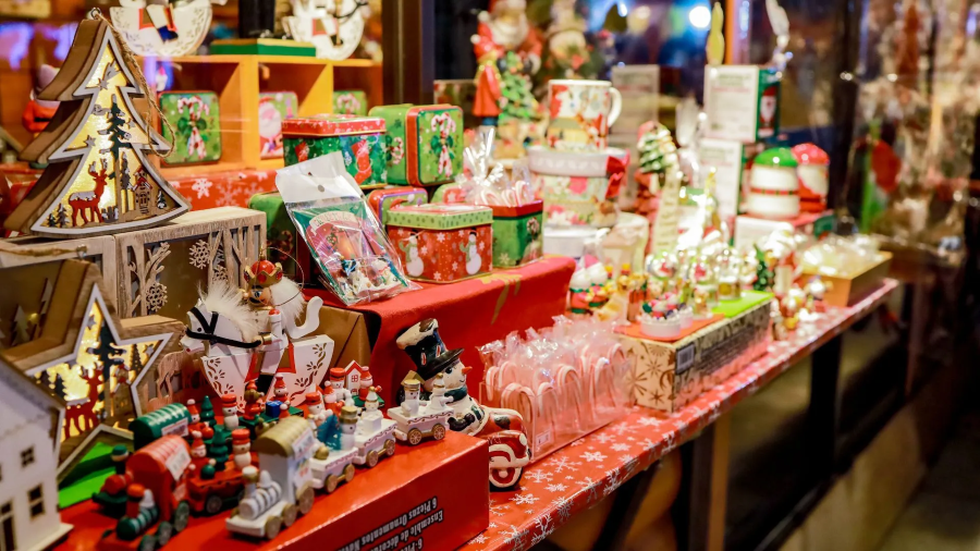 Kosaka trở nên rực rỡ sắc màu vào mùa Giáng sinh với những gian hàng bán đồ lưu niệm vô cùng độc đáo