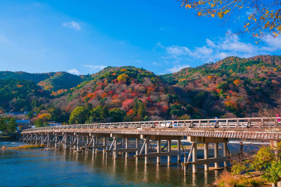 Cầu Togetsukyo, biểu tượng của Arashiyama, tựa như một bức tranh thủy mặc sống động giữa lòng Kyoto