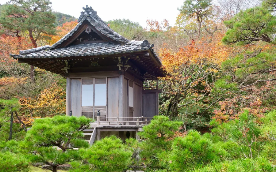 Ngay từ khi đặt chân vào khu vườn thơ mộng của Okochi Sanso, bạn sẽ bị cuốn hút bởi không gian xanh mát và yên bình