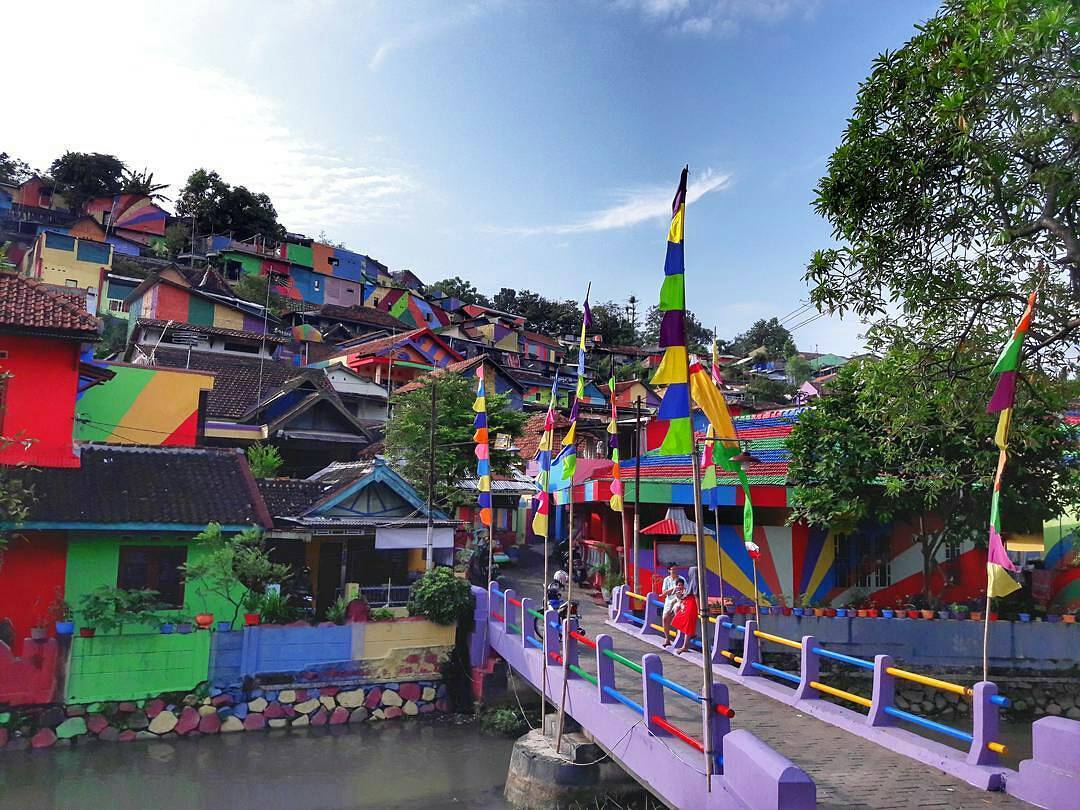 Ngôi làng cầu vồng khiến dân "sống ảo" chao đảo ở Indonesia