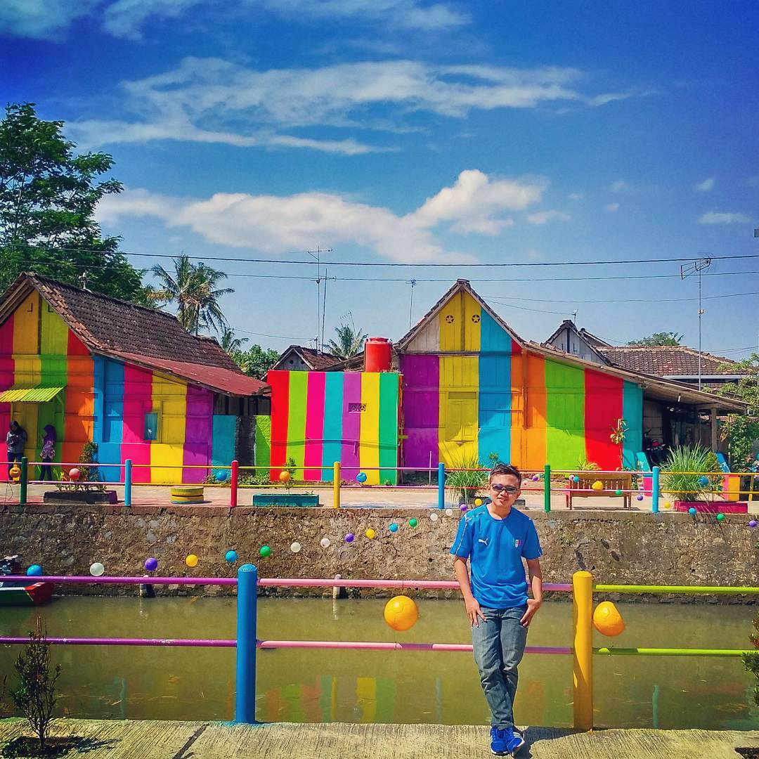 Ngôi làng cầu vồng khiến dân "sống ảo" chao đảo ở Indonesia