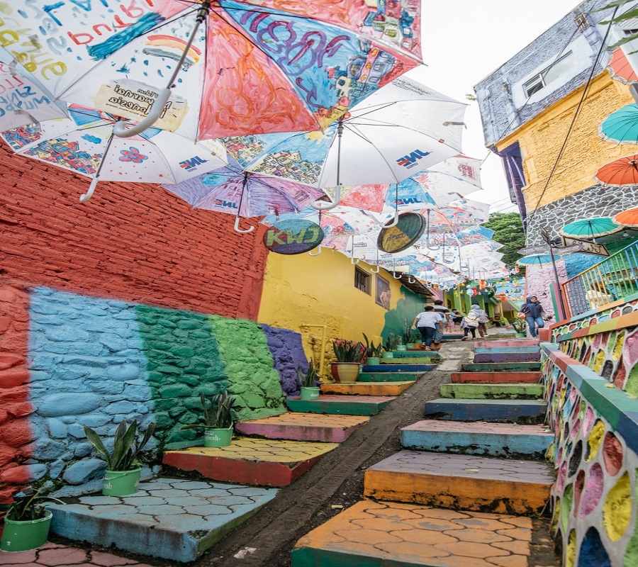 Ngôi làng cầu vồng khiến dân "sống ảo" chao đảo ở Indonesia