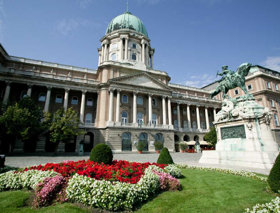 Từ ban công của cung điện, bạn có thể ngắm nhìn toàn cảnh Budapest xinh đẹp