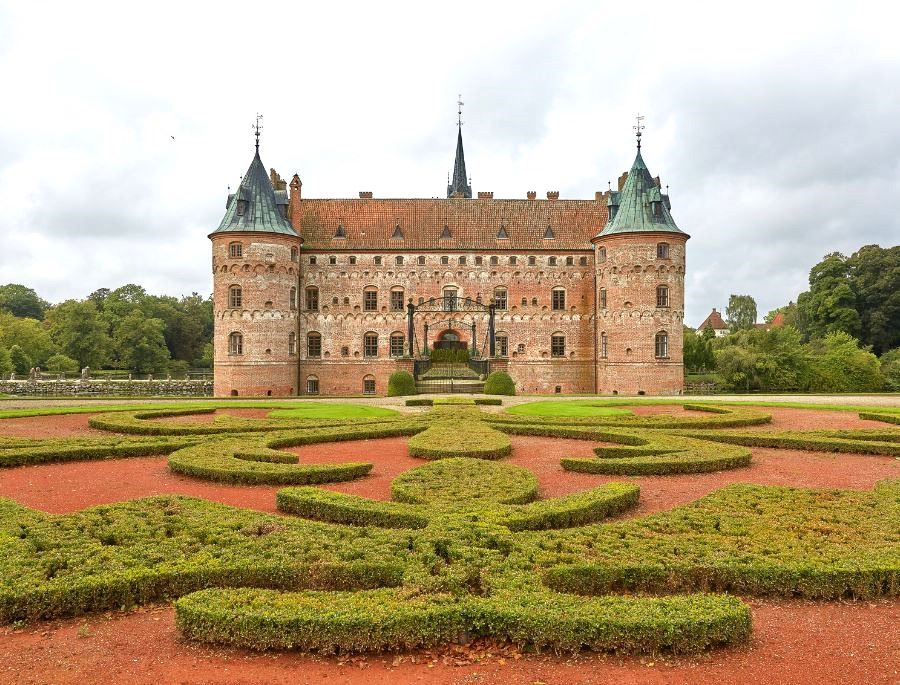 Lâu đài Egeskov được xây dựng từ năm 1554, là nhân chứng lịch sử lâu đời bậc nhất của Đan Mạch