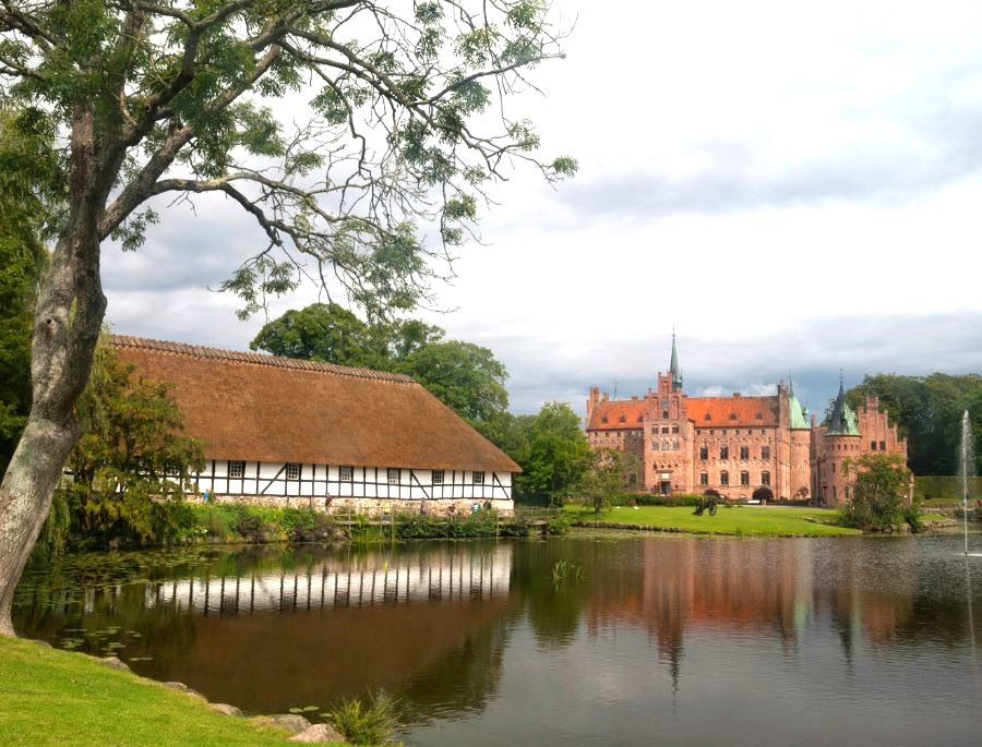 Tòa lâu đài được xây dựng trên mảnh đất có diện tích khoảng 1131 hecta, bao gồm 66 phòng, trong đó 6 phòng ngủ, 171 cửa ra vào, 200 cửa sổ