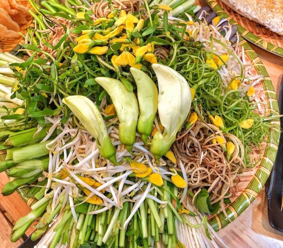 Rau ăn kèm là 1 nguyên liệu không thể thiếu khi ăn lẩu mắm