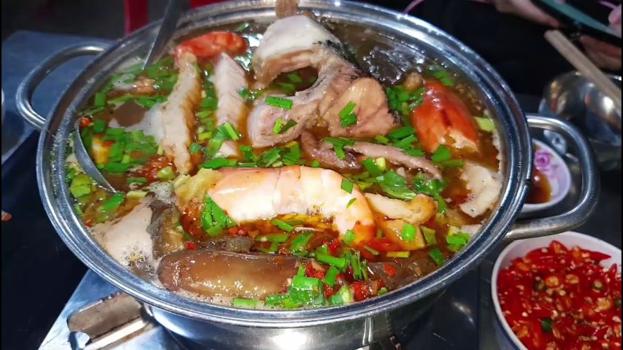 Lẩu mắm Chị Sen tọa lạc tại 40 Vĩnh Khánh, phường 8, Quận 4 với đầy đủ topping thơm ngon