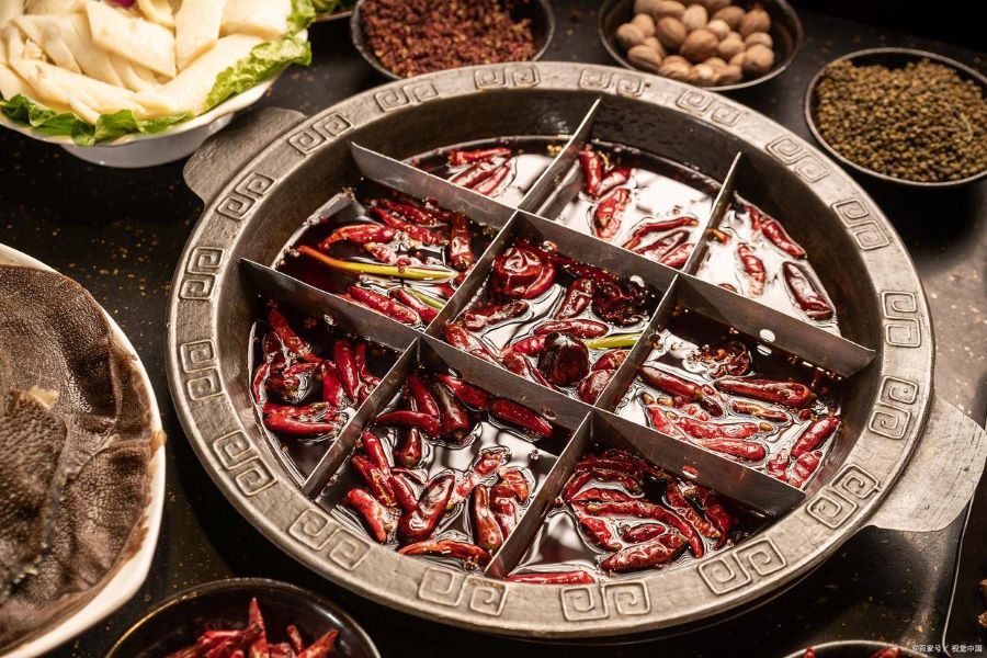 Lẩu Tứ Xuyên - món ăn nổi tiếng của ẩm thực Tứ Xuyên với vị cay nồng, tê tái làm say lòng thực khách