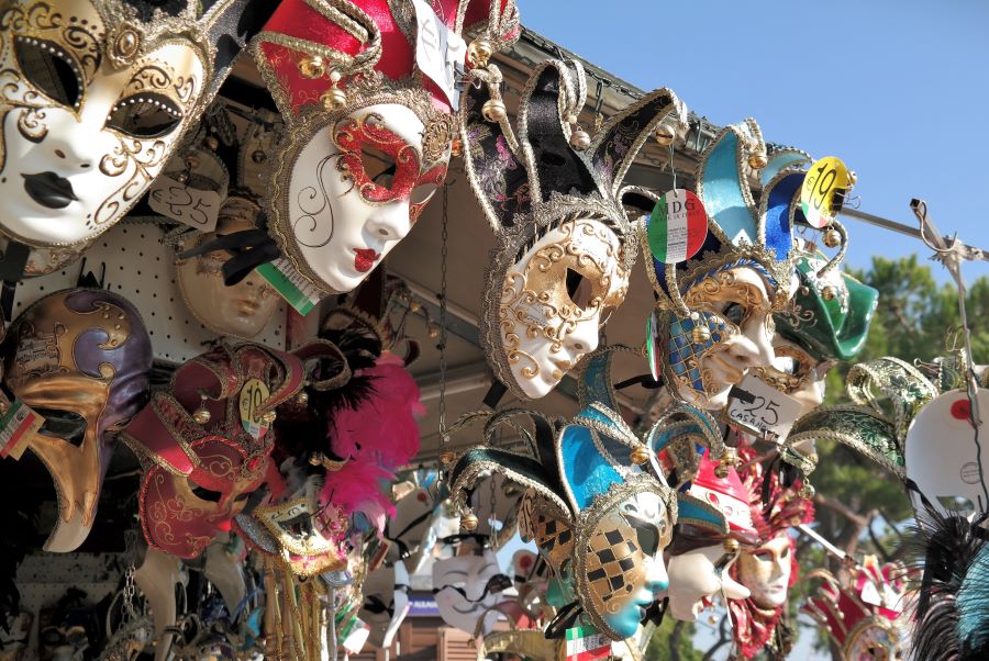Những chiếc mặt nạ là điểm nhấn của lễ hội