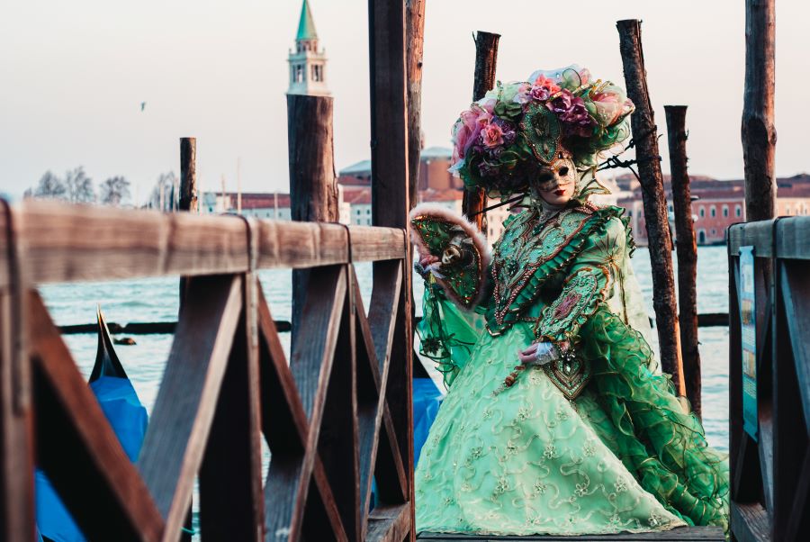 Những bộ trang phục ấn tượng được đính kết cầu kỳ