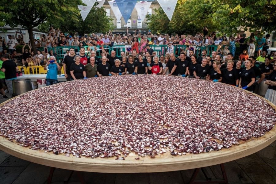 Dừng chân tại Pulpo de O Carballiño, du khách sẽ được thưởng thức bữa tiệc hải sản tươi ngon