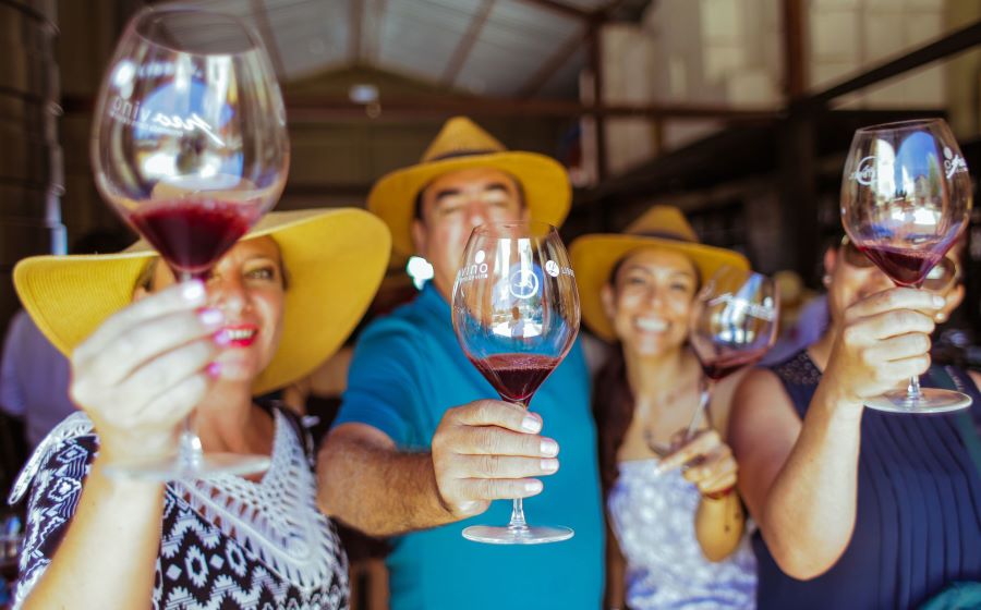 Du khách sẽ được thưởng thức những ly rượu vang ấm nóng thơm ngon 