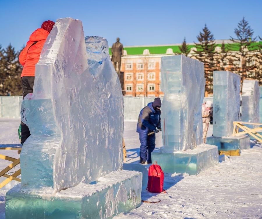 Những người thợ tài hoa đang tiến hành chạm khắc các tác phẩm băng đặc sắc