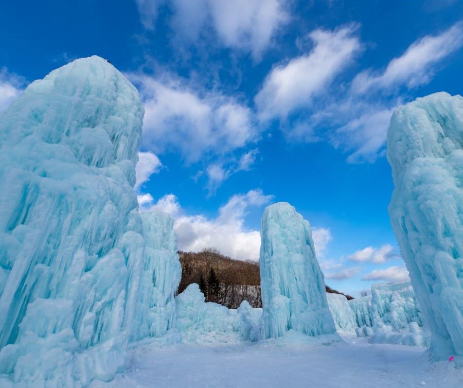 Các tác phẩm nghê thuật tại lễ hội băng Cáp Nhĩ Tân thường có kích thước rất lớn