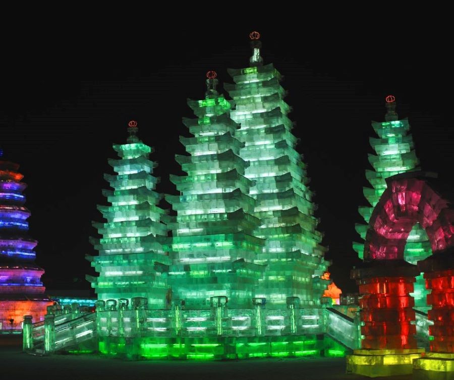 Các tác phẩm băng được thiết kế thêm hệ thống đèn lung linh khi màn đêm buông xuống