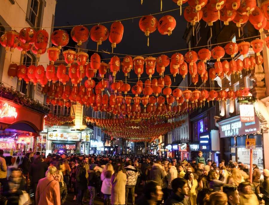 Triển lãm đèn lồng bằng băng là một điểm nhấn vô cùng đặc biệt chỉ có duy nhất tại lễ hội băng Cáp Nhĩ Tân