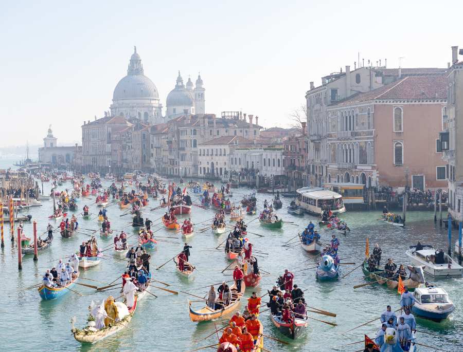 Trải nghiệm ngồi trên những chiếc thuyền gondola và tham gia lễ hội