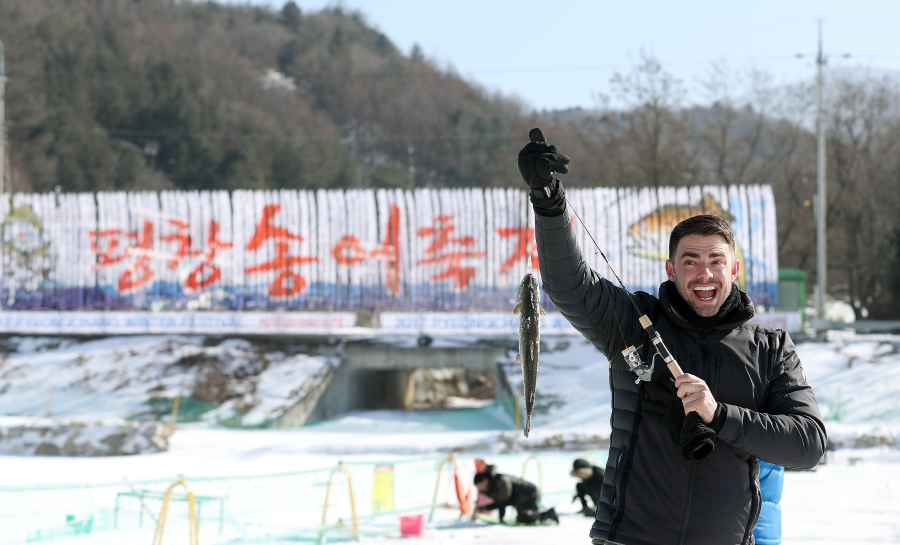 Lễ hội câu cá Pyeongchang là một trong những sự kiện mùa đông, thu hút đông đảo du khách khi đi du lịch Hàn Quốc