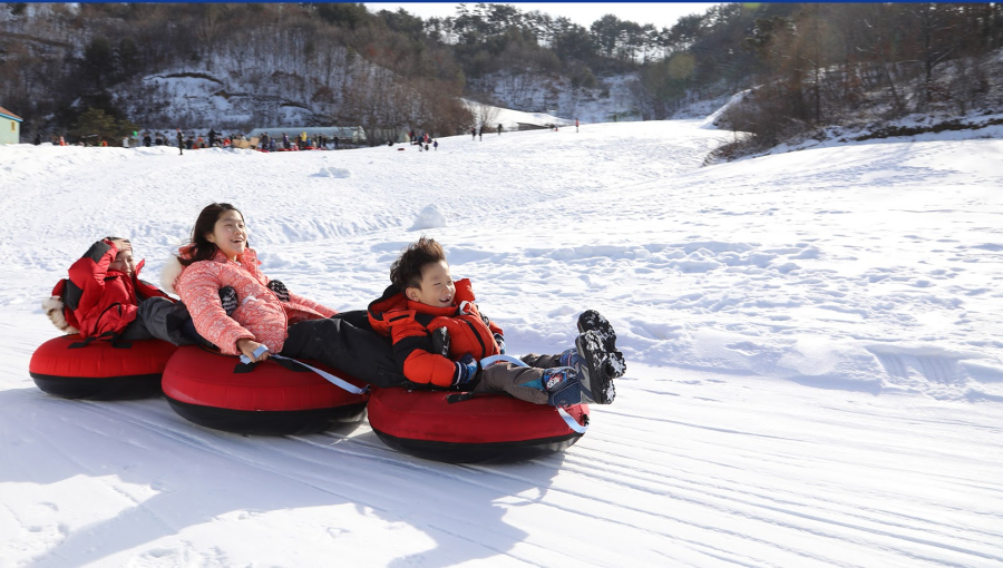 Trượt tuyết trên phao là một trò chơi giải trí vô cùng thú vị giúp bạn xả stress và thư giãn